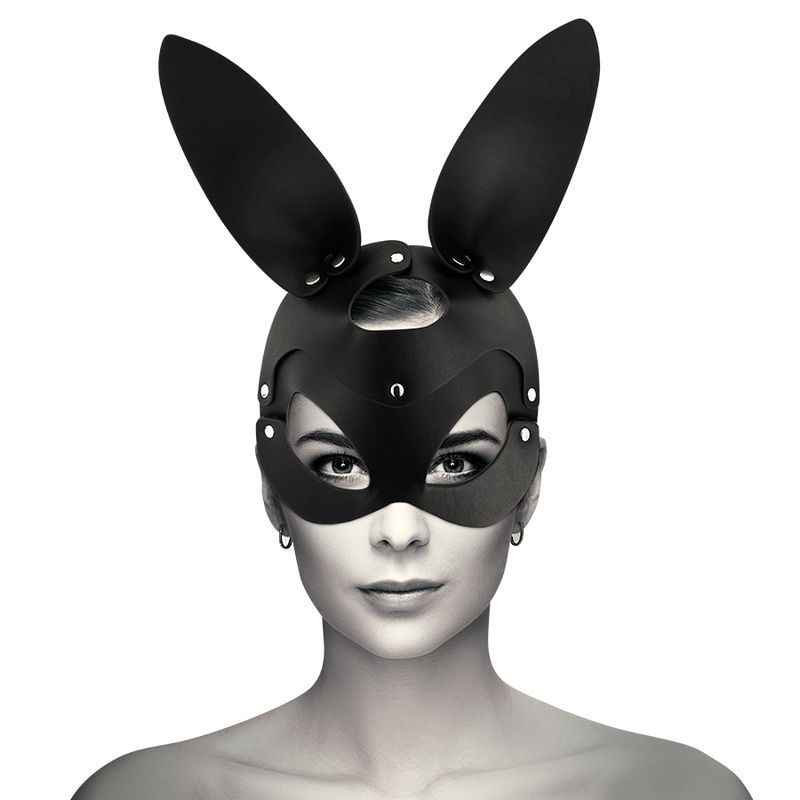 Masque en cuir végan oreilles de lapin cloutés